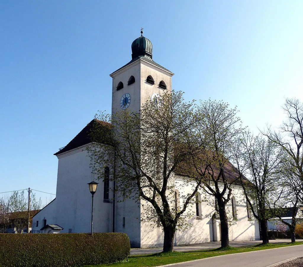 Gilching, OT Argelsried, Kirchenweg 2. Kirche St. Nikolaus, Neubau von 1930/31; mit Ausstattung der abgerissenen alten Kirche und der Dachauer Kreuzkirche.
