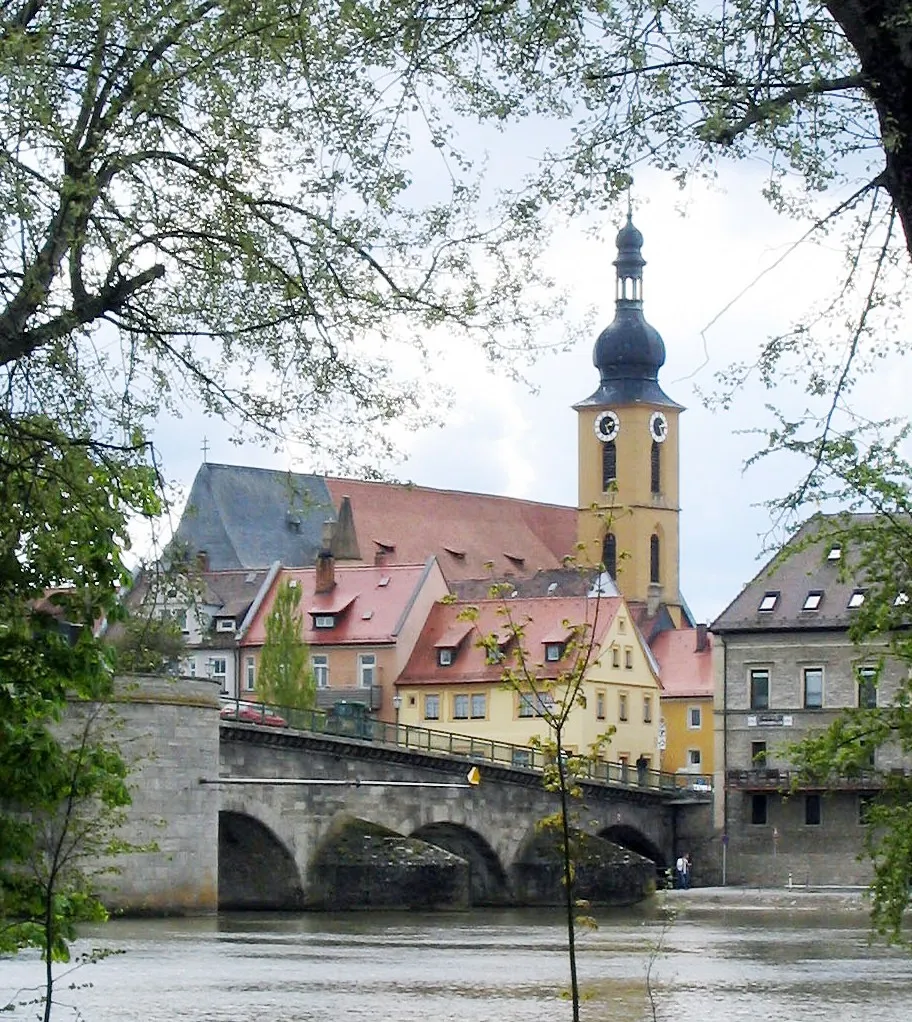 Alte Mainbrücke und Kirchturm von St.Johannes
