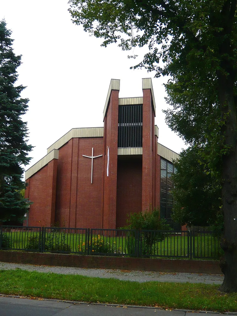 Berlin-Biesdorf, Oberfeldstr., Kath. Kirche "Maria, Königin des Friedens"