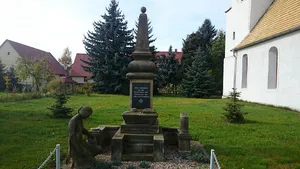 Kirche mit Ausstattung, Kirchhof und Denkmal für die Gefallenen des Ersten Weltkrieges Lindenstraße -
