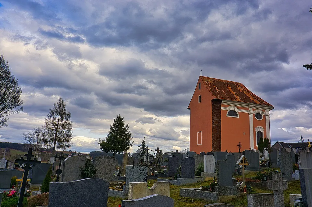 Kath. Filialkirche hl. Johannes Nepomuk und Friedhof