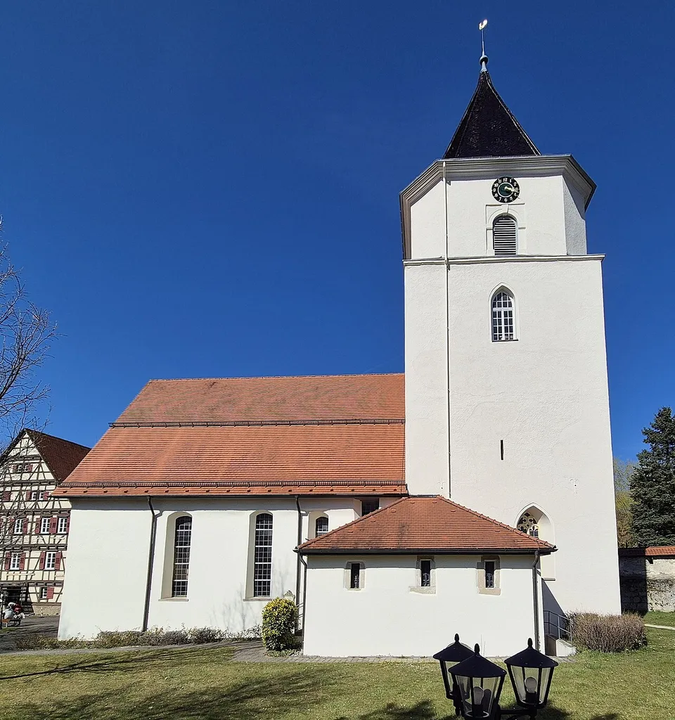 Denkmalgeschützte Kirche in Unterhause. Massiver verputzter Saalbau mit Satteldach.