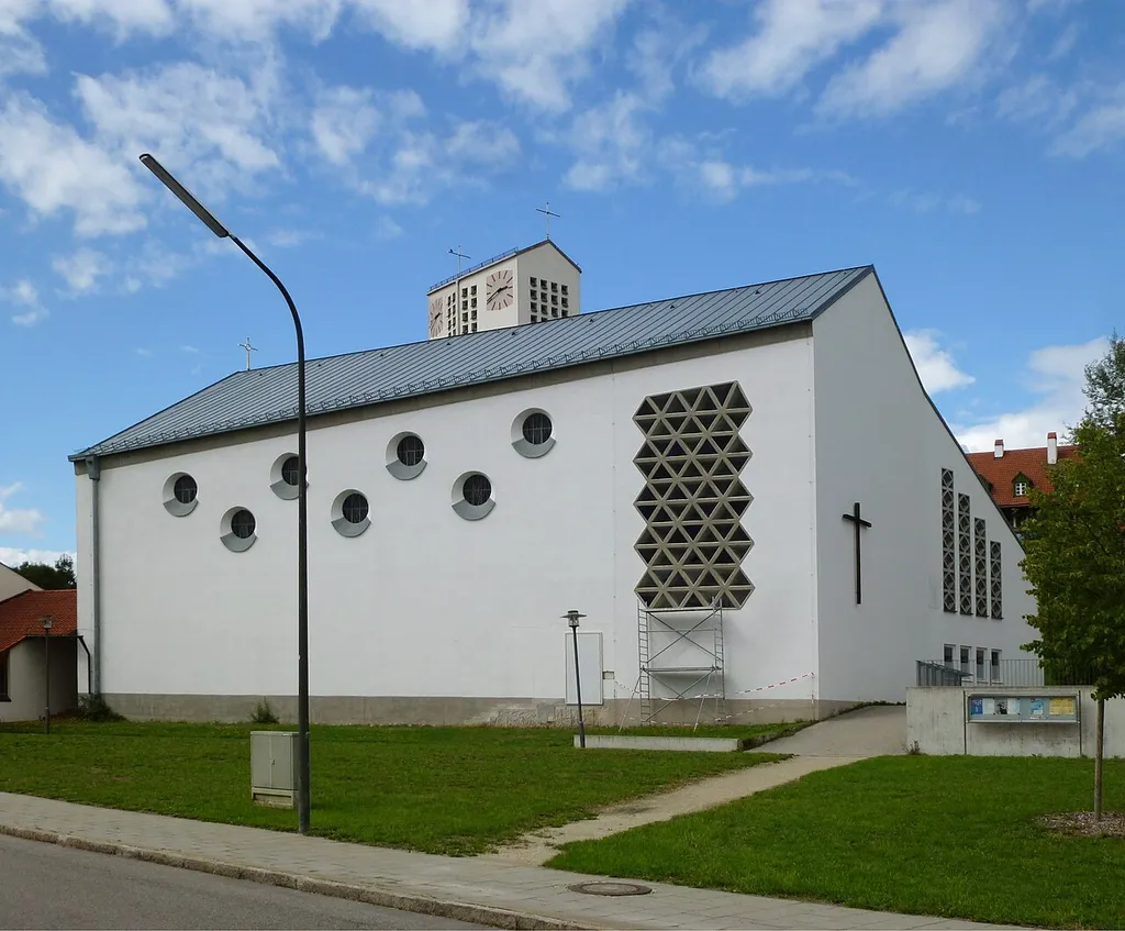 Hebertshausen, Franz-Schneller-Str.1: Katholische Pfarrkirche zum Allerheiligsten Welterlöser. Ansicht von SSO