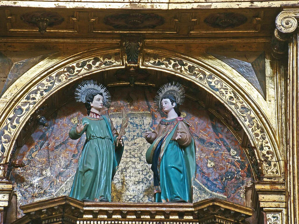 Esculturas de San Julián y Santa Basilisa procedentes de la desaparecida iglesia del mismo nombre, en Valladolid. En aquella iglesia se encontraban sobre el sagrario, lugar que ocupan también en su emplazamiento nuevo en la parroquia de San Miguel y San Julián en Valladolid.