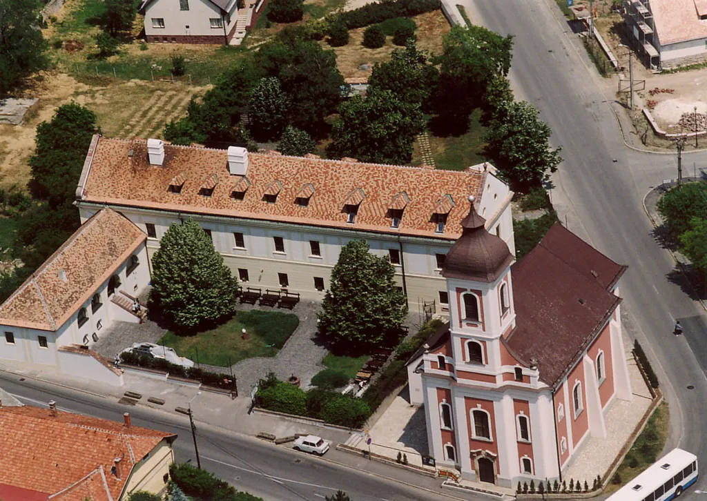 Loyolai Szent Ignác római katolikus templom (9659. számú műemlék) Barokk, 1777-1779. Belsőben falfestmények, barokk, 18. sz. második fele. Berendezés: főoltár, négy mellékoltár, szószék, Szt. Sír-kápolna oltára, sekrestyeszekrény, szenteltvíztartók, késő barokk, 1779. Sekrestyepad, barokk, 18. sz. és az egykori jezsuita rendház (9661. számú műemlék) Barokk, 18. sz. Most oktatási központ és szállás. - Balatonalmádi, (Vörösberény), Veszprémi u.