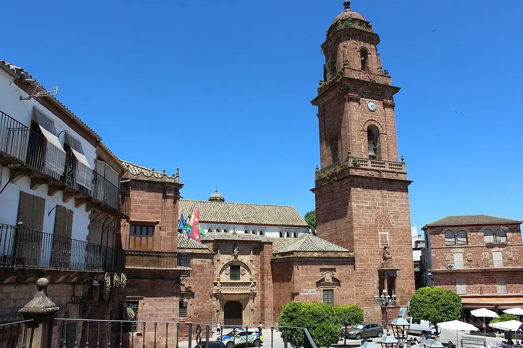 la iglesia de San Bartolomé Apostol en la plaza de España y lateral de la casa consistorial.