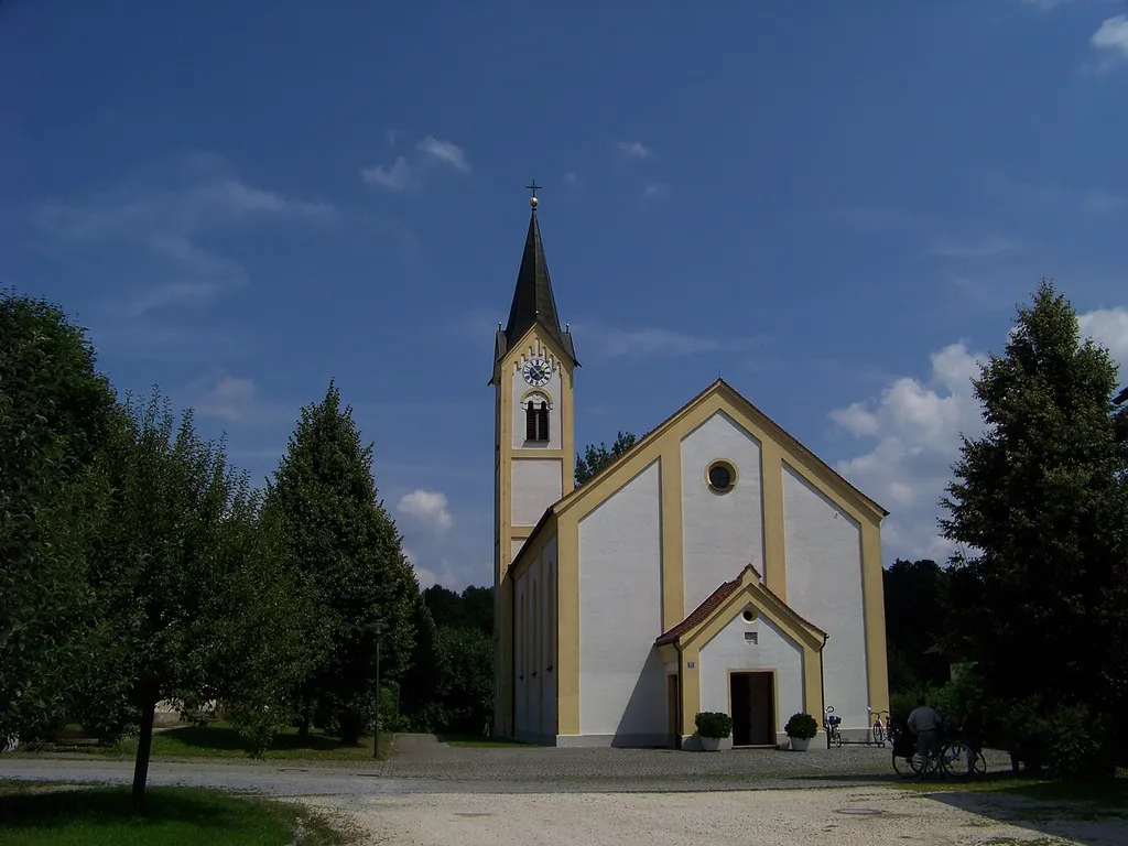 Mallersdorf-Pfaffenberg. Oberhaselbach 505. Katholische Filialkirche St. Martin. Neubau 1878/79. Saalraum mit drei Fensterachsen, eingezogener, dreiseitig geschlossener Chor mit barockem Gewölbe. Neuromanischer Turm mit Spitzhelm. Rundbogige Blendarkaden in den Turmgiebeln. Westliches Vorzeichen.
