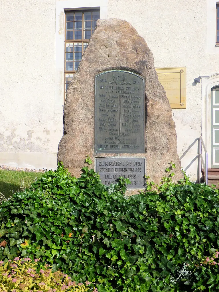 Bilderserie zu Orten im Wartburgkreis. Bildmotiv: der Gemeindefriedhof in Seebach. Der Gedenkstein mit der Tafel der Gefallenen und Vermissten des Ersten Weltkrieges. Darunter eine Zusatztafel für die Opfer des Zweiten Weltkrieges.