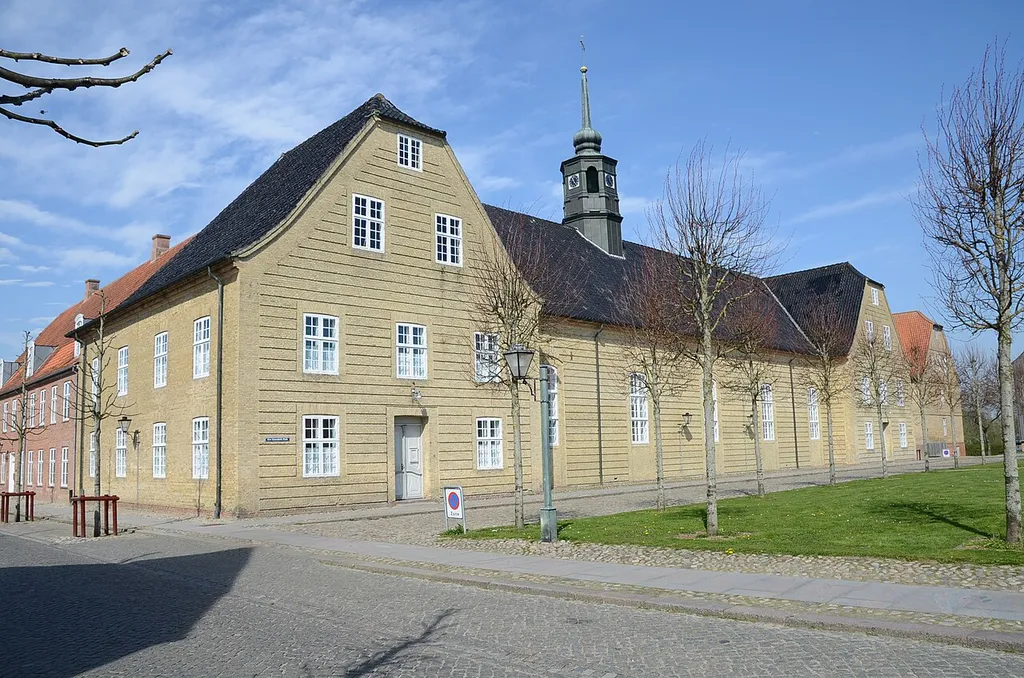 Bygning i Christiansfeld set fra Lindegade