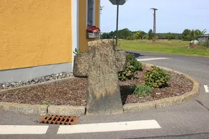 Mord- und Sühnekreuz vor Sollschwitz 19 (an der Kirche)