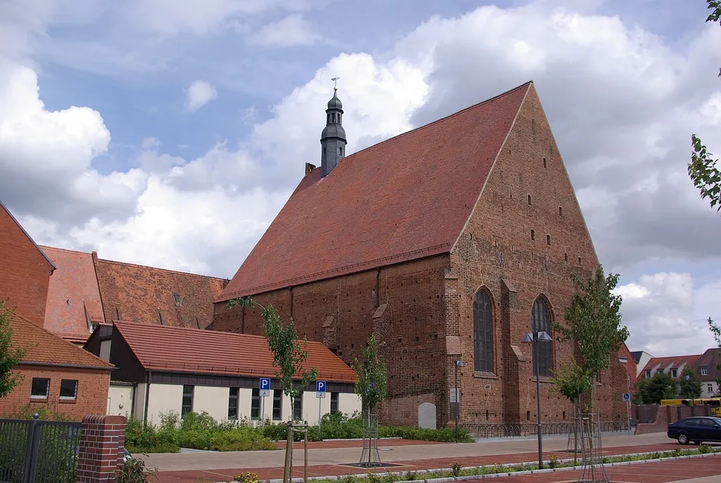 Jüterbog in Brandenburg. Die Mönchenkirche von der Straße Am Frauentor aus. Die Kirche steht unter Denkmalschutz.
