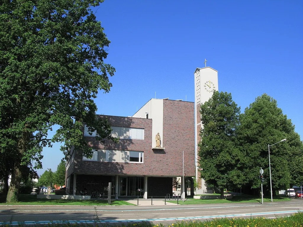 Offenburg 2009. Nordweststadt. Die Pfarrkirche St. Fidelis an der Straßburger Straße. Der Neubau wurde anstelle des Kapuzinerklosters an gleicher Stelle errichtet.