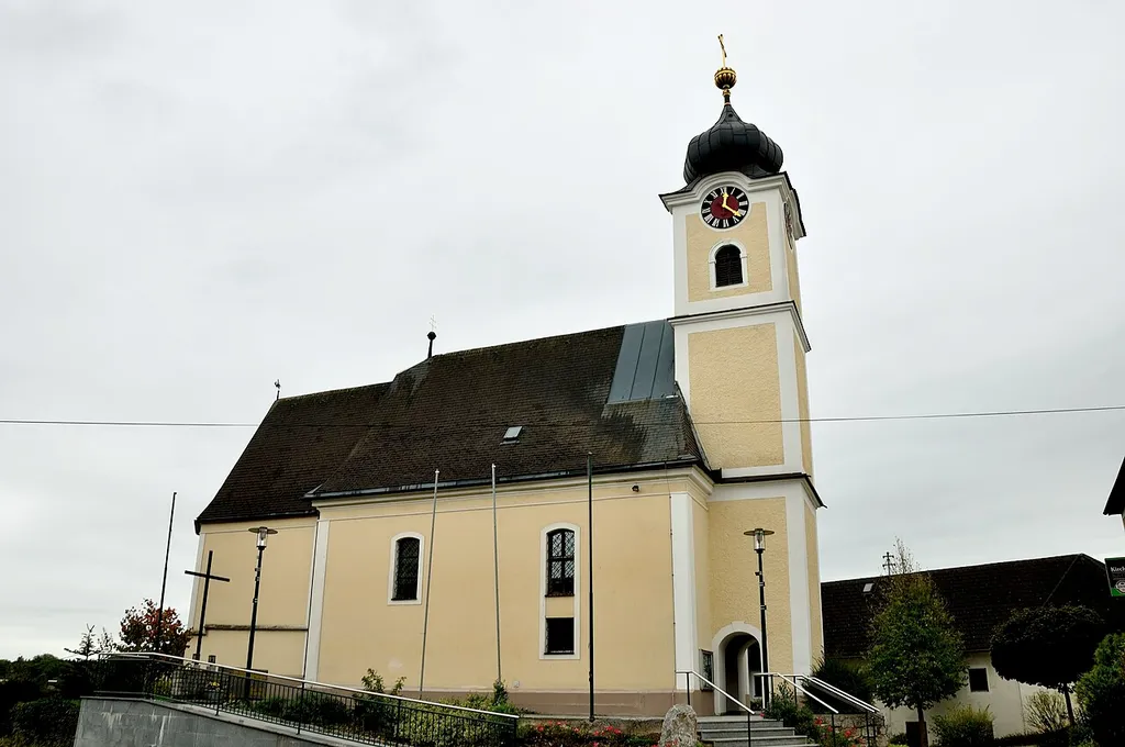 Kath. Pfarrkirche hl. Lorenz und ehem. Friedhof