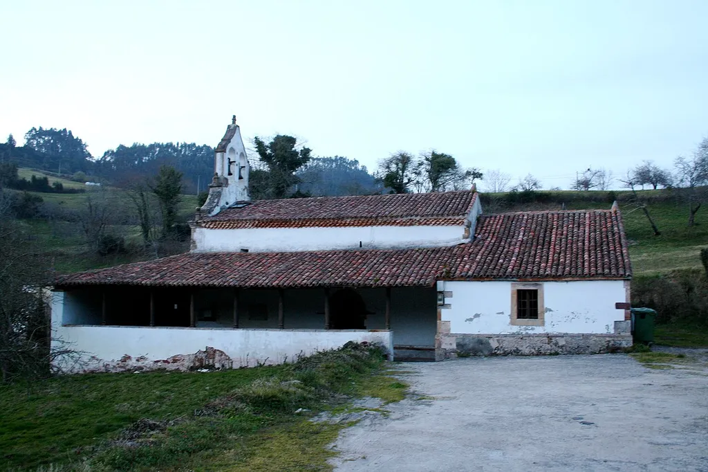 Iglesia de Santo Tomás, situada en Coro, concejo de Villaviciosa en Asturias. Iglesia románica rural del siglo XIII incendiada en la guerra civilIglesia de Santo Tomás (Coro) - 01