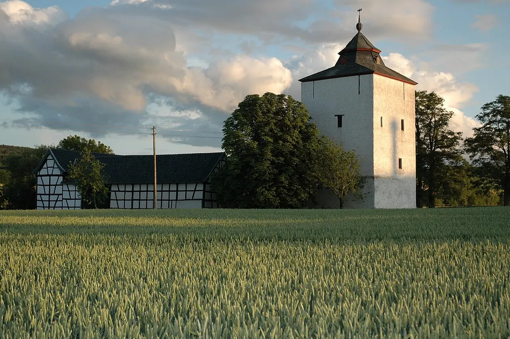 Burg Arloff mit Wohnturm und Nebengebäude