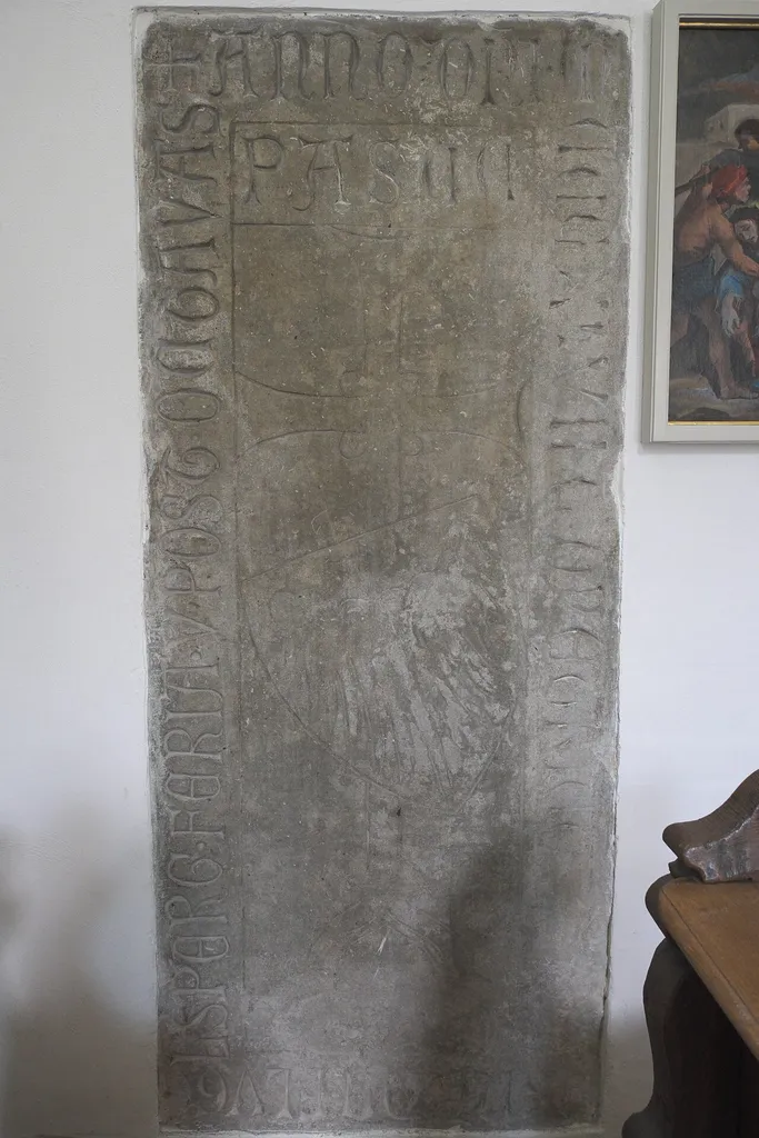 Ehemalige Johanniterkirche, heutige Pfarrkirche St. Johannes in Altmühlmünster (Riedenburg) im niederbayerischen Landkreis Kelheim (Bayern/Deutschland), Grabstein