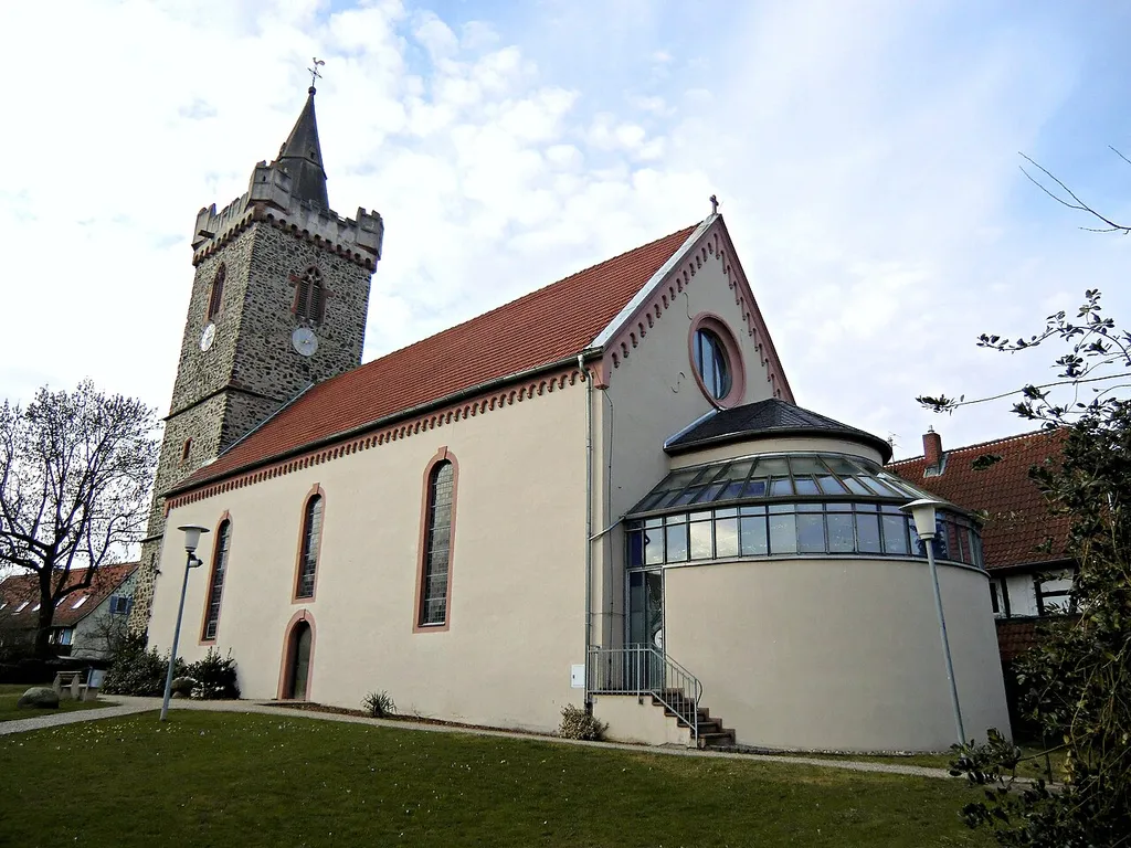 Jakobuskirche aus dem 14. Jahrhundert. Mit dem historischen Rathaus im Stadtkern Wahrzeichen von Bruchköbel.