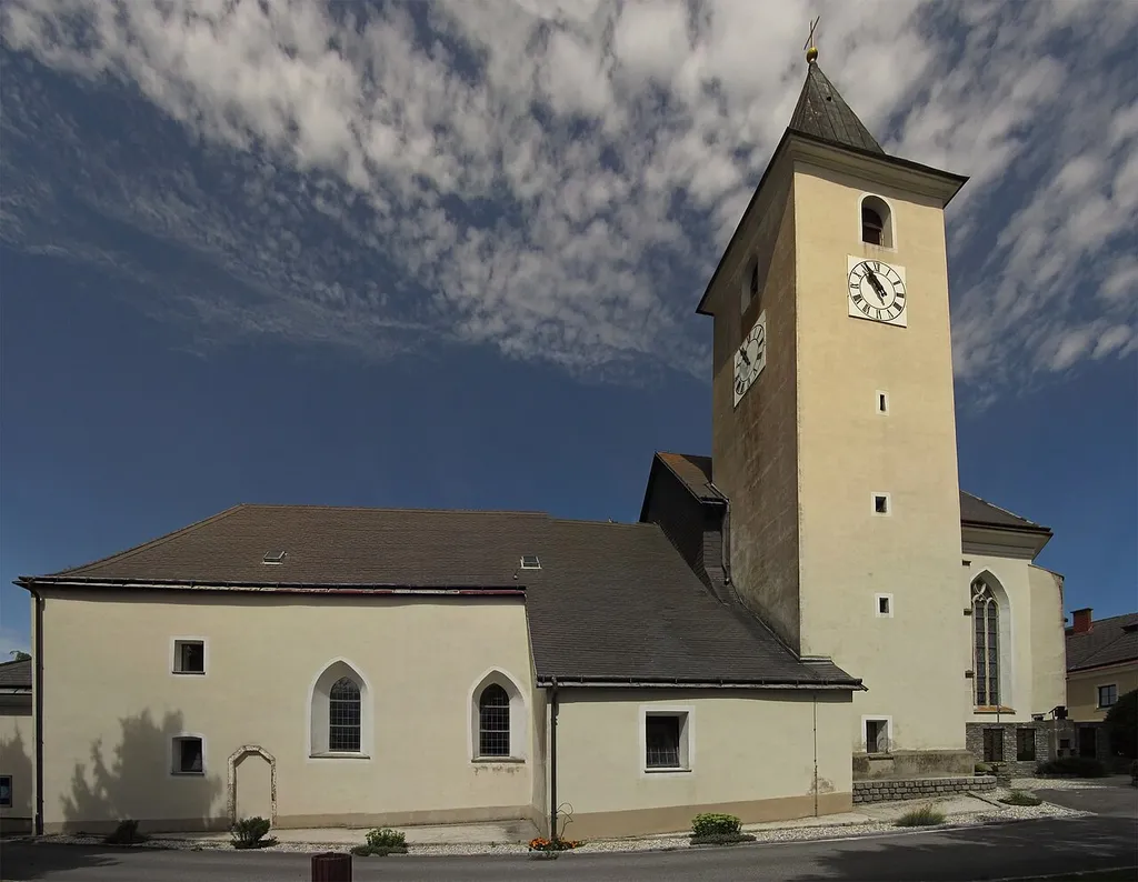Ursprünglich romanisches Bauwerk, später weitgehend verändert. Gotischer Chor und Südkapelle; barockisierter Turm. Kirchweihe 1140 durch den Bischof von Passau.
