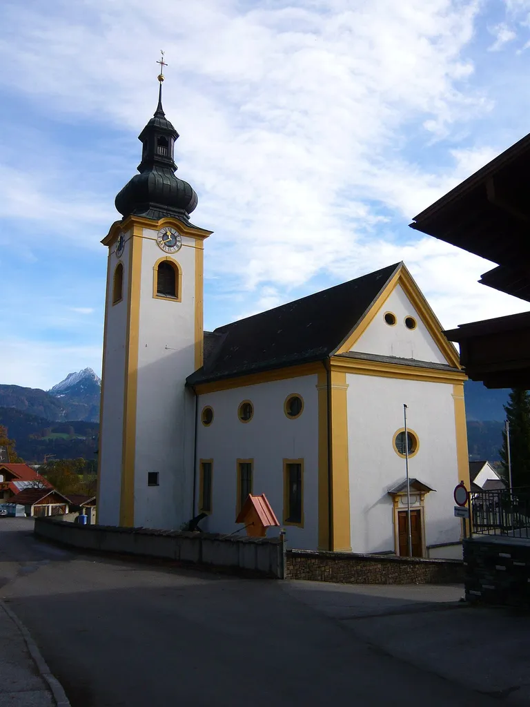 Kath. Pfarrkirche hl. Ursula mit Friedhof und Kriegerdenkmälern - Langkampfen