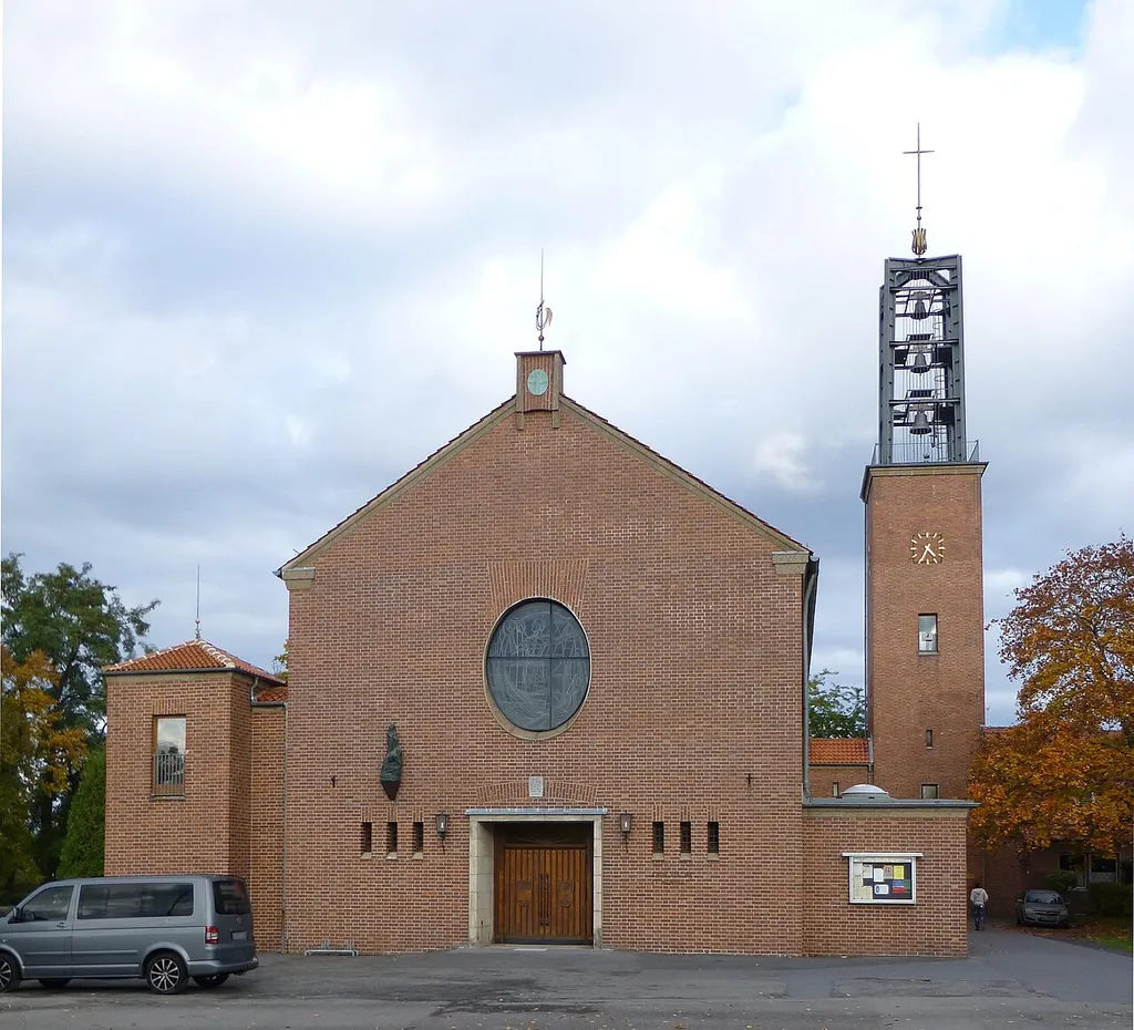 Römisch-katholische Kirche St. Norbert in Friedland, Niedersachsen. Als Heimkehrergedächtniskirche unmittelbar am Lager Friedland gelegen. Geweiht am 18. Dezember 1955 durch Josef Kardinal Frings