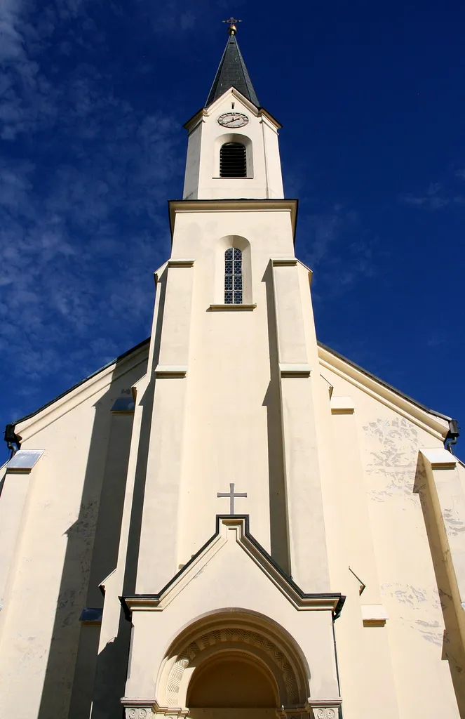 Pfarr- und Klosterkirche Herz Jesu in Zangberg (Landkreis Mühldorf am Inn, Oberbayern). Die stark vertikal wirkende Vorderseite des historistisch-neoromanischen Bauwerks (errichtet in der zweiten Hälfte des 19. Jahrhunderts).