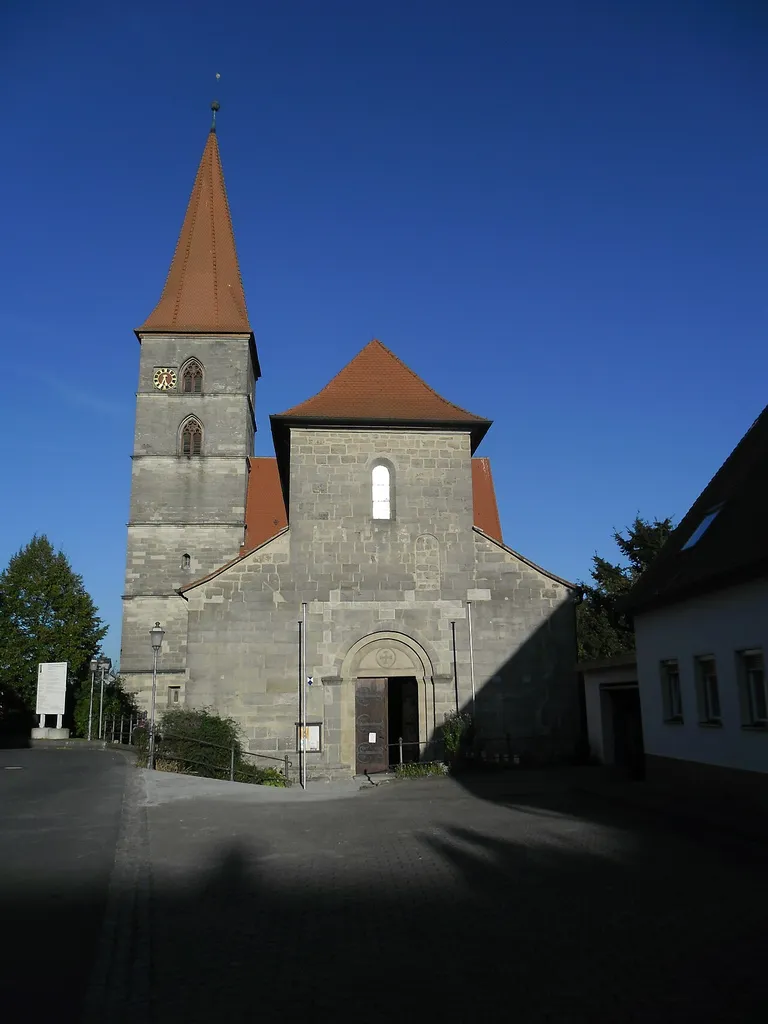 Die Klosterkirche St. Peter und Paul in Münchaurach nach ihrer Renovierung im Jahr 2012