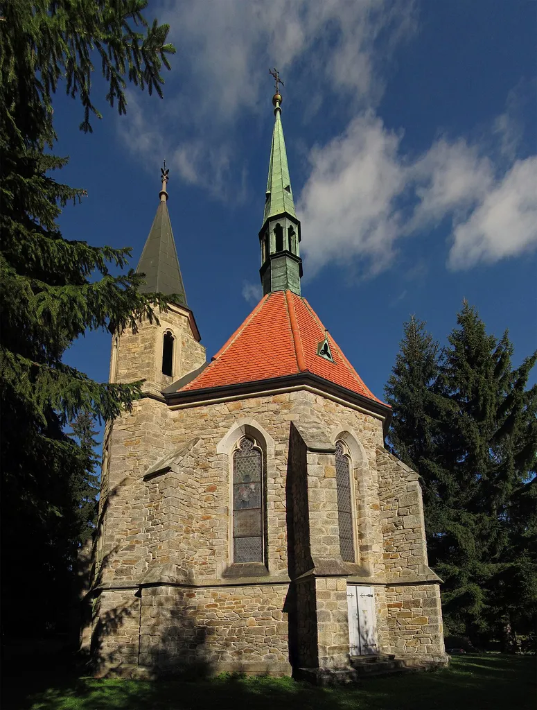 Die sogenannte Bründlkirche zur unbefleckten Empfängnis westlich von Dietmanns an der Straße nach Waidhofen an der Thaya auf einer Anhöhe im Wald ist der Chor einer unvollendeten Wallfahrtskirche. Ein Marienbild an einem Baum beim Bründl war trotz des Verbots von 1785 im 18. Jahrhundert das Ziel von Wallfahrten.