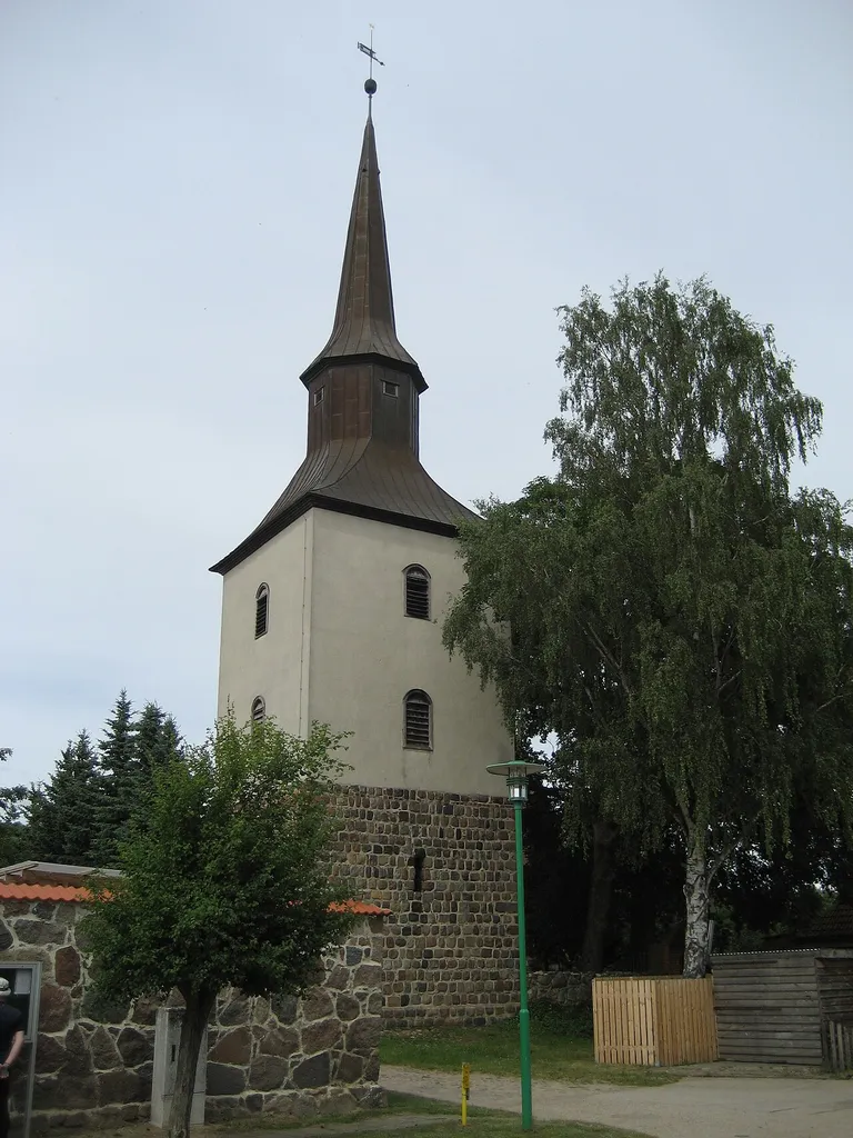 Kirche von Grimme mit separat stehendem Kirchturm.