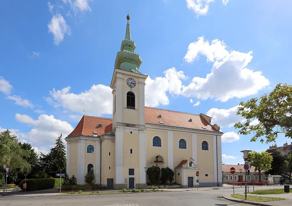 Katholische Pfarrkirche hl. Maria im Elend in Leopoldau, ein Ortsteil der österreichischen Hauptstadt Wien. Eine barocke Saalkirche mit teilweise gotischer Bausubstanz sowie einem halbeingestellten Nordturm.