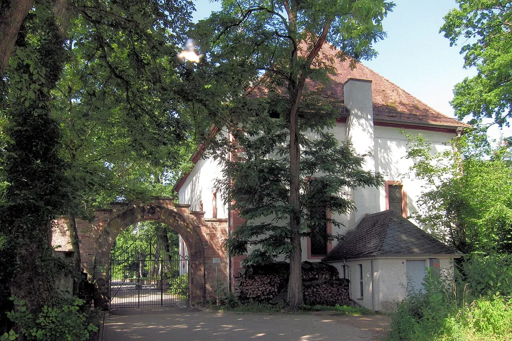 Osteingang mit Kirche des Schlosses Phllippseich bei Dreieich-Götzenhain