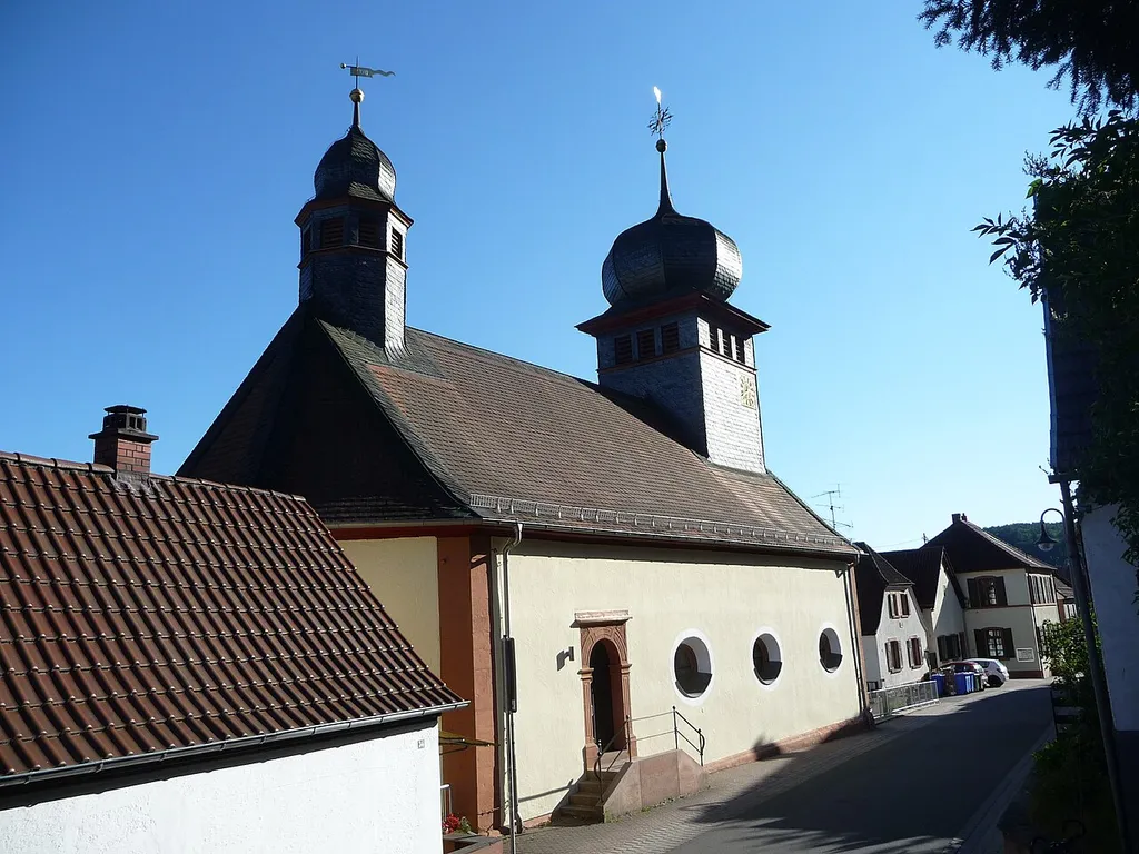„Auf eigene Kost und Müh der lutherischen Gemeinde“, wie es auf einer der ersten Glocken der Kirche hieß, ist zwischen 1716 und 1718 das protestantische Gotteshaus in Altleiningen errichtet worden.