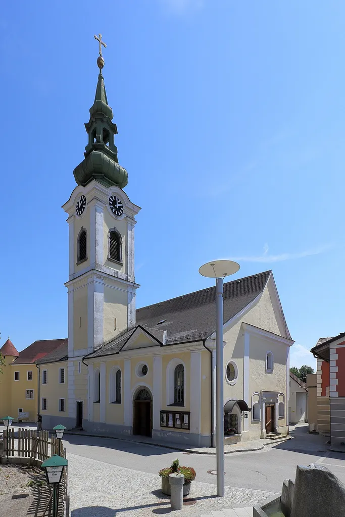 Katholische Pfarrkirche hl. Pankraz in der oberösterreichischen Gemeinde Sigharting. Ursprünglich eine spätgotische, dreijochige Kapelle. 1680 wurde die Kapelle um ein Joch Richtung Westen erweitert und 1807 wurde im Osten ein dreijochiger Chor mit einem 3/12-Schluß angebaut.
