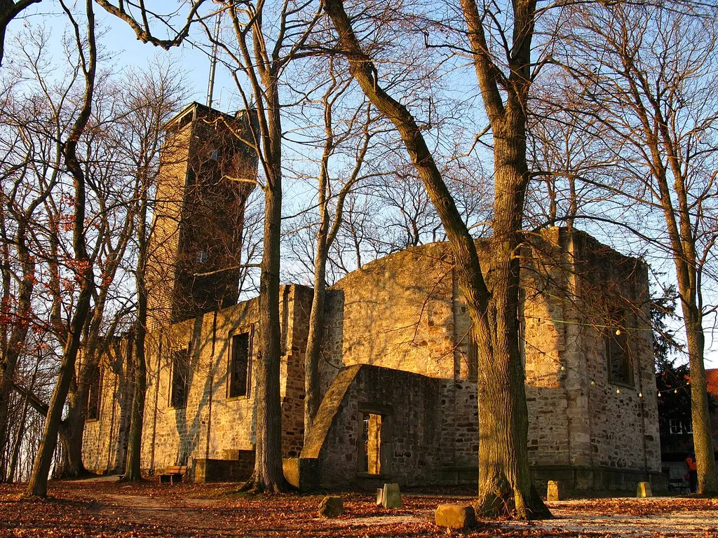 Ruine der Wallfahrtskirche auf dem Einkorn bei Schwäbisch Hall, von Südosten aus gesehen.