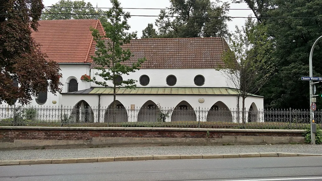Blick zu der Loretokapelle bei der Kirche St. Nikolai am Gasteig.