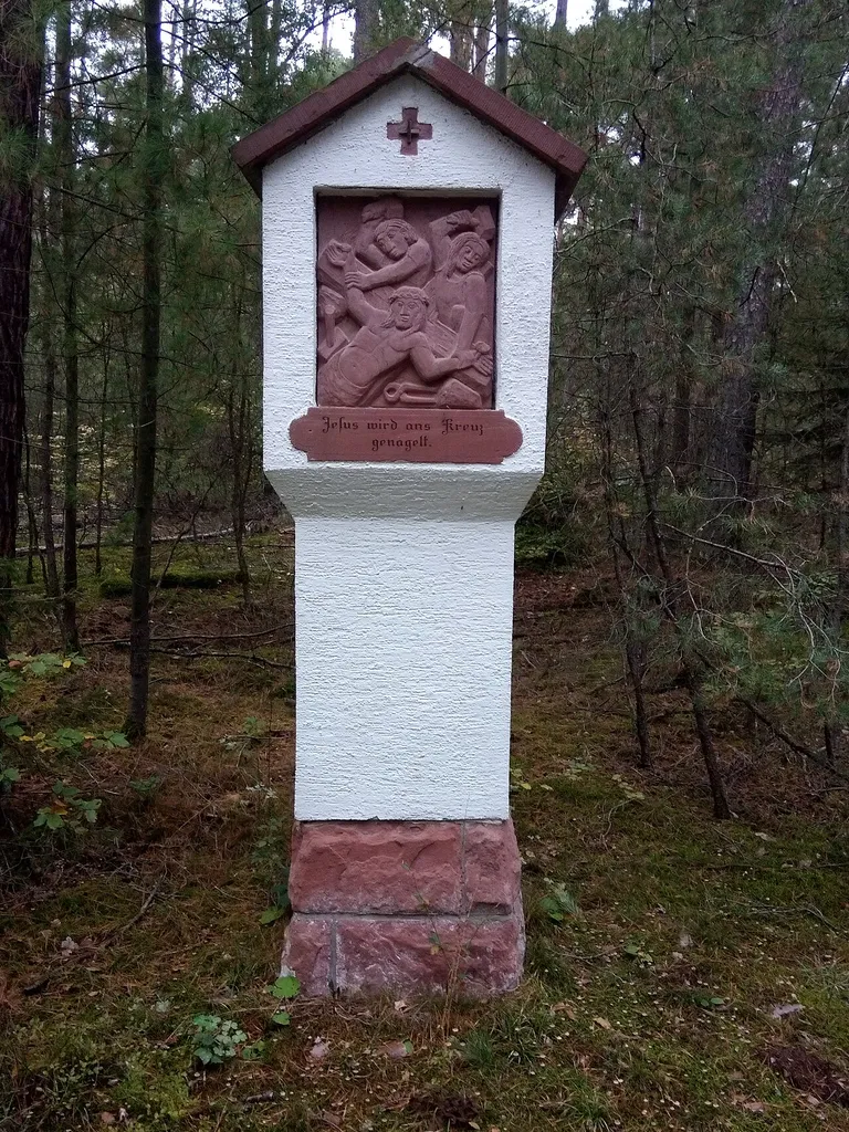 Kreuzwegstation in Aschaffenburg-Obernau mit Kreuzwegreliefs, Ende 20. Jahrhundert This is a picture of the Bavarian Baudenkmal (cultural heritage monument) with the ID D-6-61-000-375 (Wikidata)