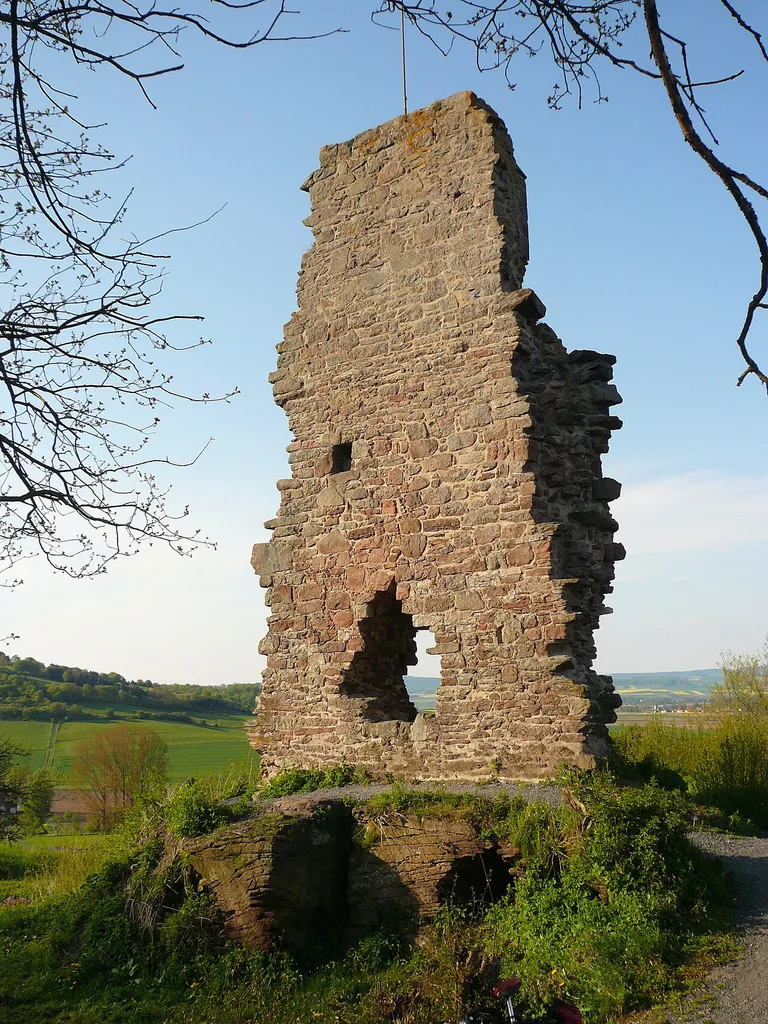 Mauerrest auf der Ruine der Löwenburg bei Lauenberg, Stadt Dassel, Landkreis Northeim. Erbaut angeblich als Jagdschloss der Grafen von Dassel und ab 1250 welfisch, 1399–1530 Verwaltungssitz des Amtes Lauenberg im Herzogtum Braunschweig-Lüneburg (Beleg: Informationstafel an der Ruine)
