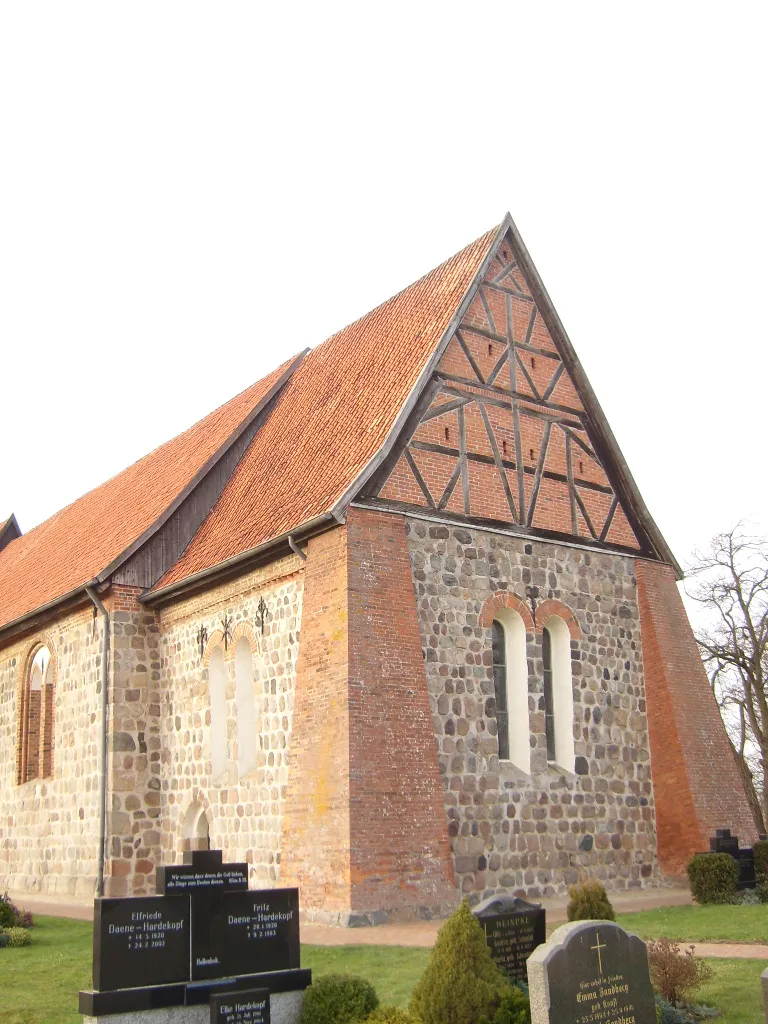 Chor der mittelalterlichen Feldsteinkirche in Sterley, Krs. Herzogtum Lauenburg.