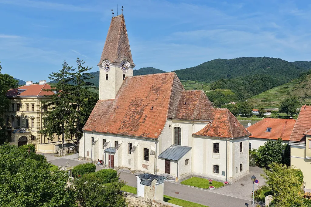 Ostansicht der röm.-kath. Pfarrkirche hl. Rupert in Hofarnsdorf, ein Ortsteil der niederösterreichischen Marktgemeinde Rossatz-Arnsdorf.