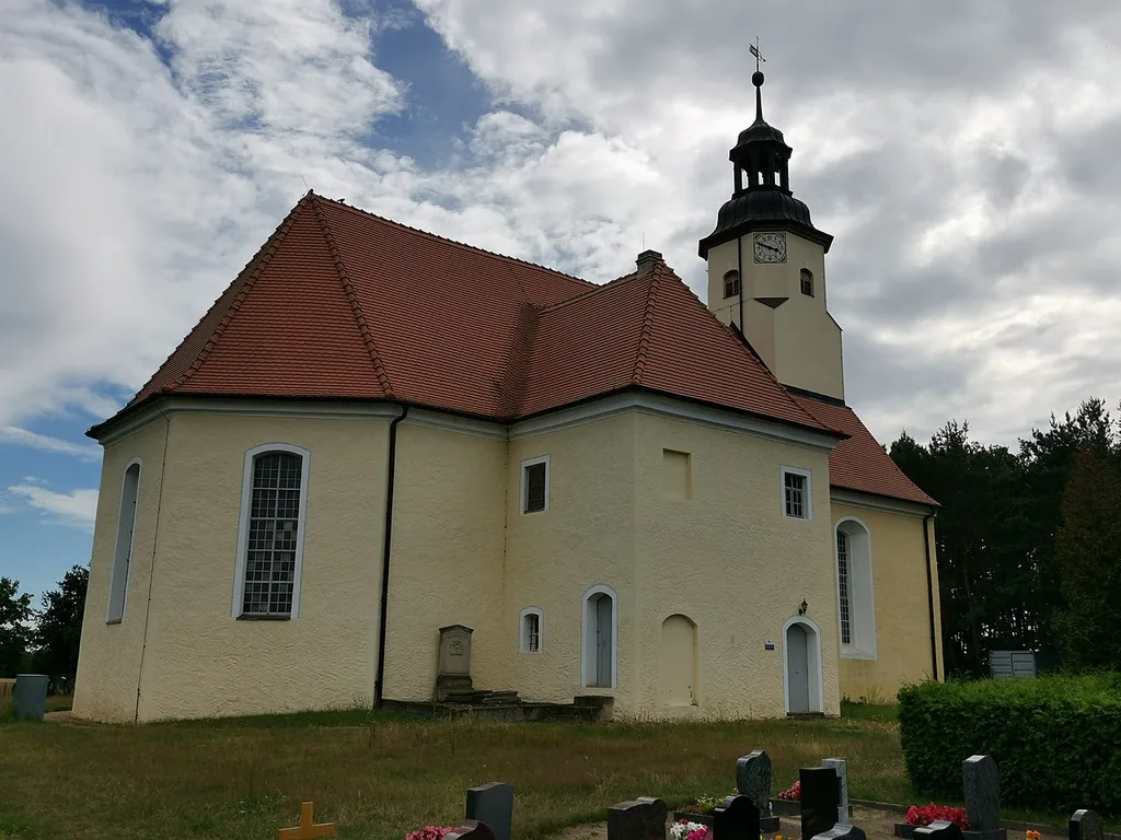 denkmalgeschützte Dorfkirche bei Hermsdorf mit Kriegerdenkmal und Kirchhof