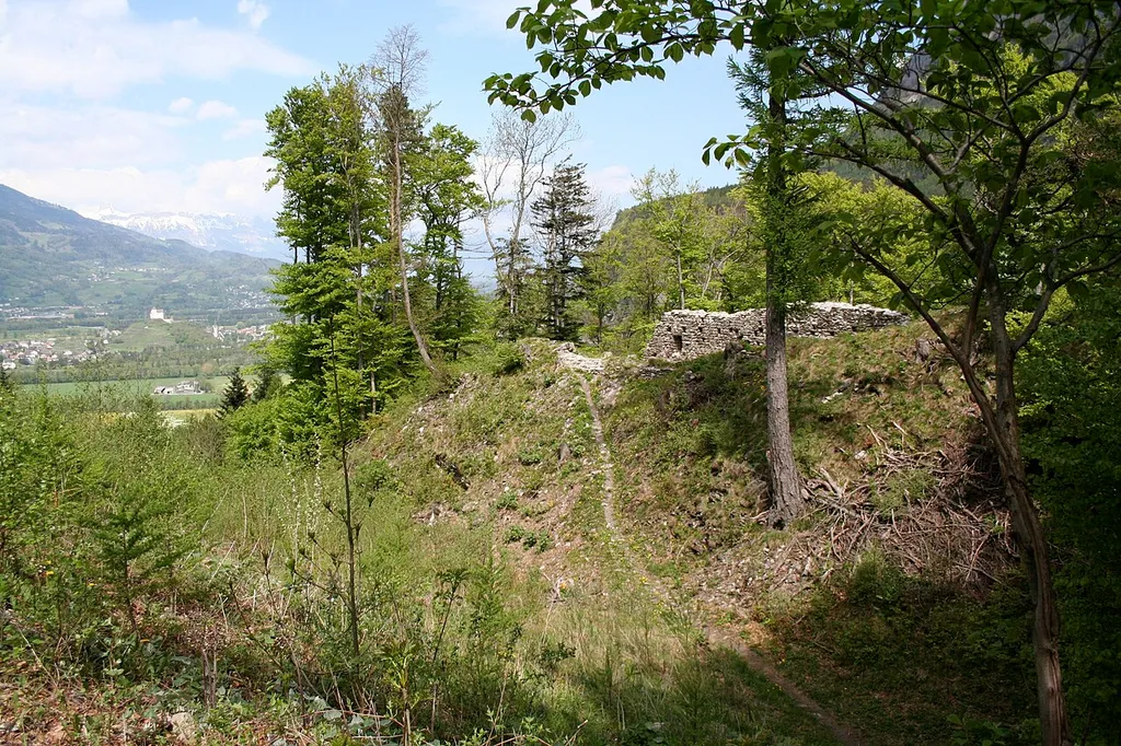 Ruine Grafenberg. Im Hintergrund das Schloss Balzers