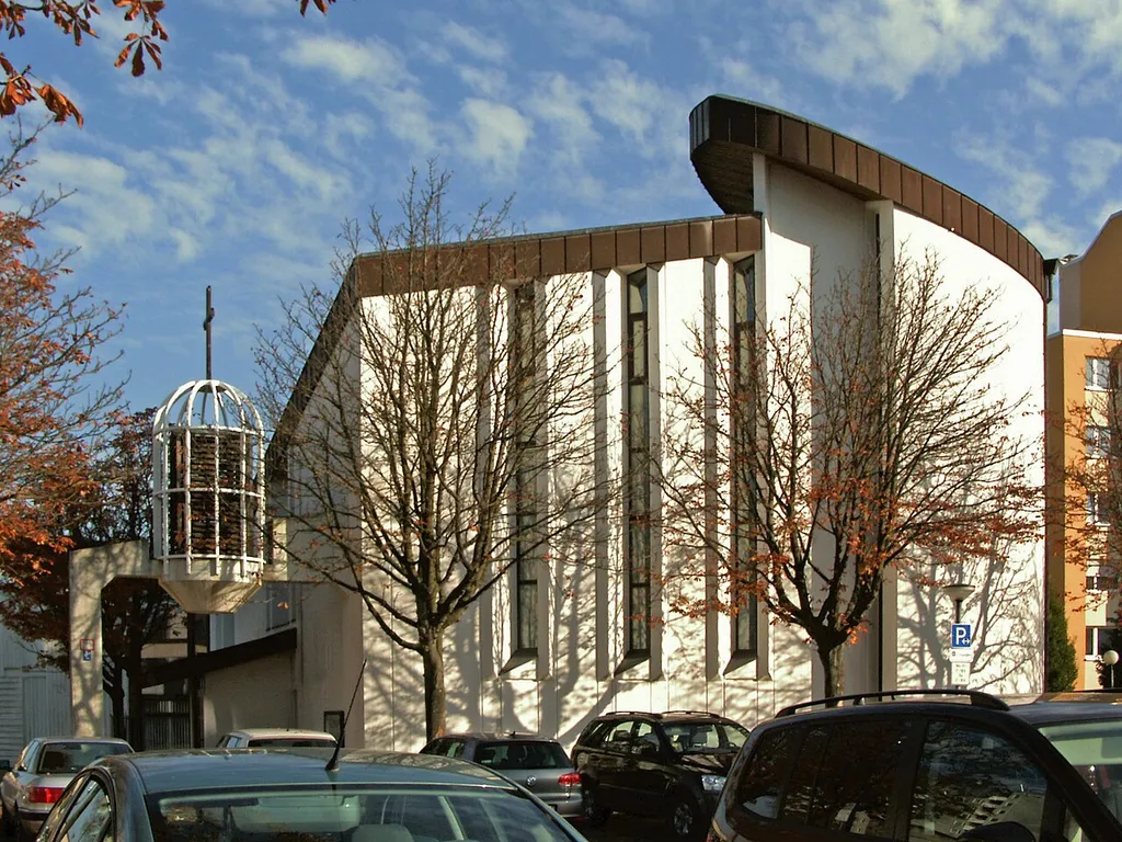 Evangelisch-lutherische Bonhoeffer-Kirche in Wolfsburg, Stadtteil Westhagen. 1995 erbaut.