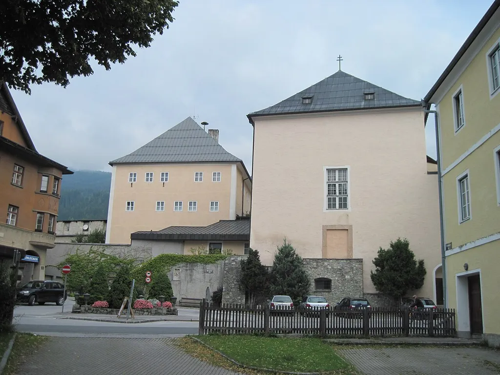 Ehem. Burg, ehem. Kapuzinerkloster, Pfarrhof