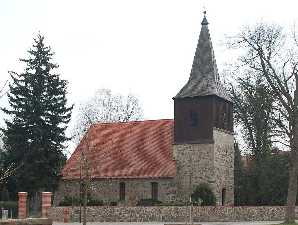 Blick über den Dorrfanger von Kleinschönebeck zur alten Dorfkirche