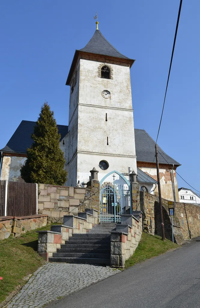západní pohled na kostel Nejsvětější Trojice (Raduň, Moravskoslezský kraj, Česká republika)