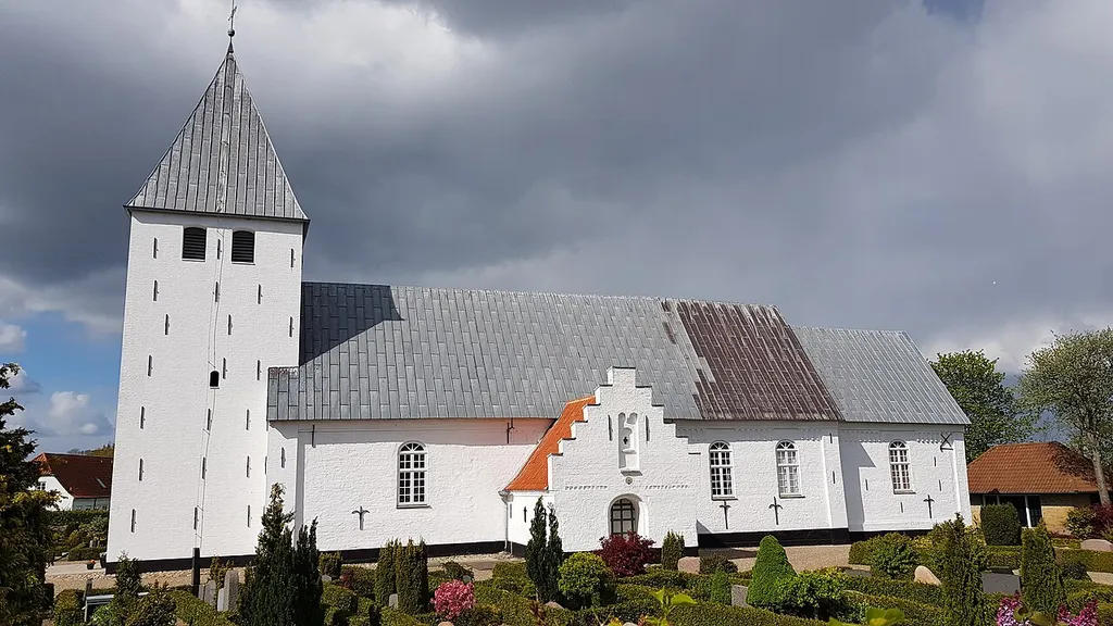 Nørre Løgum Kirke set fra syd