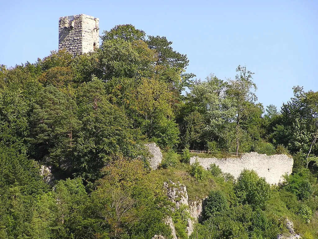 Teile der Befestigungsanlage der Burgruine Hohenschelklingen vom Herz-Jesu-Berg aus Fotografiert in Schelklingen, selbst Fotografiert, 05.09.2006, Alexander Förstner