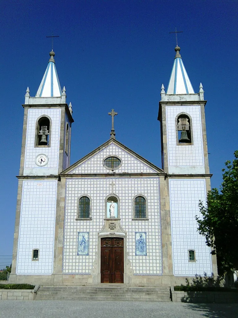 Igreja Matriz de São Pedro de Maceda, freguesia de Maceda, concelho de Ovar, distrito de Aveiro, Portugal: fachada principal.
