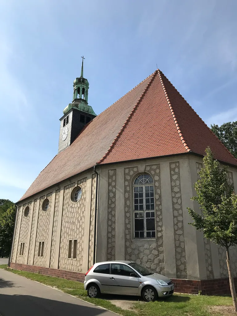 Die Dorfkirche Kostebrau der Stadt Lauchhammer entstand im Jahr 1907. Im Innenraum steht unter anderem eine Sauer-Orgel.