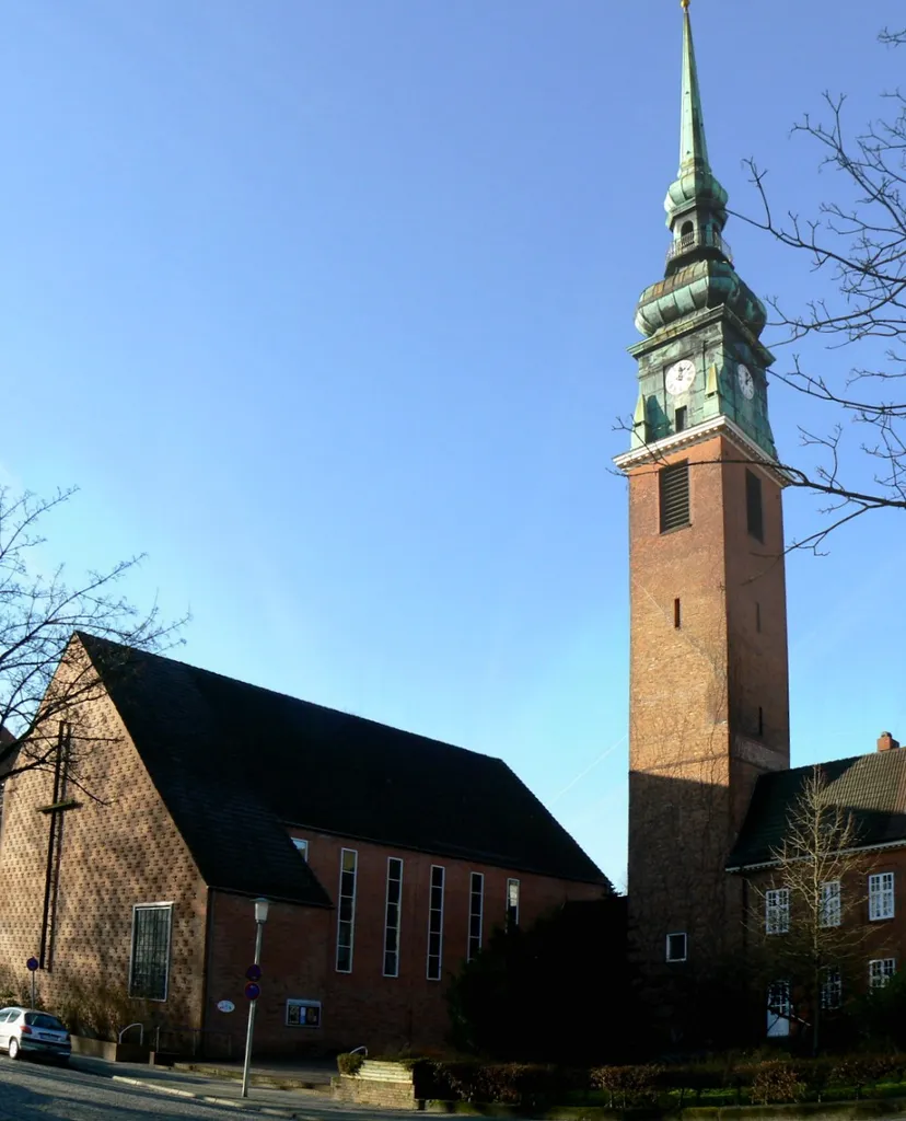 Lutherkirche in Kiel am Schrevenpark. (Montage aus zwei Fotos)