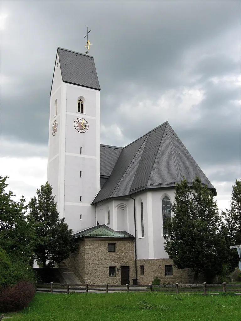 Kufsteiner Straße 36, Kirchdorf am Inn. Kath. Pfarrkirche St. Ursula, Saalbau mit östlichem Satteldachturm, in Chor und Turm spätgotische Bauteile, Neubau im gotisierenden Stil von Friedrich Haindl, 1924; mit Ausstattung.